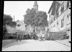Aufgespannte Fischernetze vor der katholischen Kirche St. Venantius