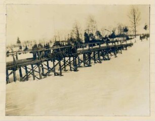 Foto von Soldaten auf der 60 Meter langen Kolonnenbrücke bei Knipischki