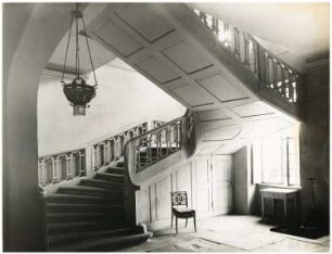 Treppenhaus, Kunersdorf: Innenansicht Treppe mit Holzgeländer, Stuhl