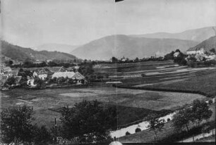 Stadtansicht : Blick über ein Tal mit einer Stadt