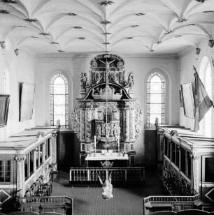 Schlosskirche: Innenaufnahme: Blick von Empore auf Kanzelaltar, Taufengel, beidseitig Herrschafts- und Pastorengestühl
