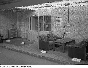 Ausstellungskoje mit Wohnzimmermöbeln des VEB Möbelkombinat Berlin (MKB). Ansicht mit Sitzgruppe "Jessika" und Klubtisch (Modell C 20)
