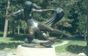 Eagle, die Schlangenkönigin : Eagle, die Schlangenkönigin. Bronze (1960; R. Antinis). Palanga, Botanischer Garten