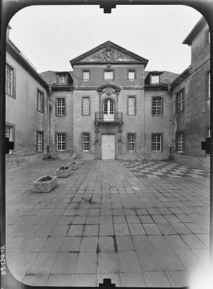 Crossen an der Elster. Schloss (1701-1712). Ostflügel mit Hauptportal, Hofansicht