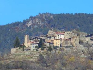 Pyrenäen - Dorf mit Kirche : Dorf mit Kirchturm vor einem Bergmassiv. Aufgenommen in den spanischen Pyrenäen bei Berga am 17. April 2012