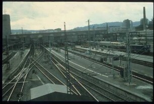 Blick aus Stellwerk auf die Bahnsteige des Hbf.