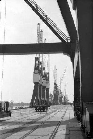 Bremen: Ladekai mit Kränen im Neustädter Hafen