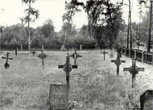 Hölzerne Grabkreuze in Sprey : Bildende Volkskunst - Holz. Ort: Sprjowje / Sprey. Friedhof.