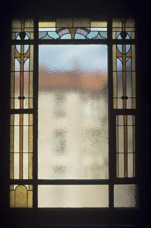 Fenster mit ornamentaler Verzierung