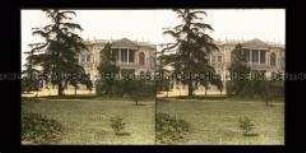 Blick vom Garten auf den Dolmabahçe-Palast, Konstantinopel