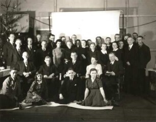 Dresden. Gruppenbild der Belegschaft der Landesbildstelle Sachsen zu Weihnachten