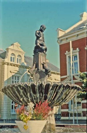 Marktplatz: Gänseliesel-Brunnen