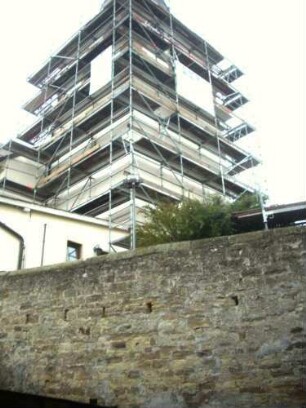 Ansicht von Südosten mit Kirchturm (Gotischer Chorturm) über Kirchhofmauer (Wehrgang mit Steinbrüstung im 18 Jh abgetragen)