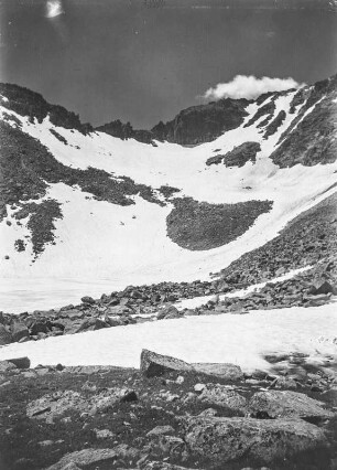 Gebirge : Blick über eine schneebedeckte Gebirgslandschaft.