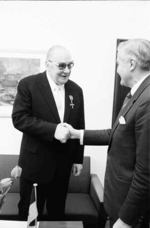 Freiburg: Regierungspräsidium; Bundesverdienstkreuz für Schachmeister Friedrich Stork durch Vizepräsident Bittighofer