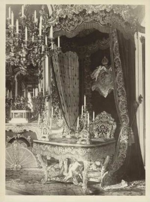 Oberbayern. Das Arbeitszimmer im, von 1878 bis 1886 im Stil des Neubarock erbauten Neuen Schloss. Für diesen Raum wurde in Paris innerhalb von zwei Jahren bis 1884 eine Kopie des Bureau du Roi von Johann Heinrich Riesener geschaffen, ein Schreibtisch, der zu den berühmtesten Möbelstücken Versailles’ gehörte