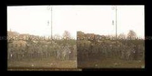 Gruppe Soldaten und Sanitäter im Feldlager, Lodz