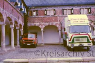 Schloss Reinbek: Ausstellung: Fächer Stormarner Künste: Ausstellungsabbau: Innenhof, Lieferwagen, LKW, 4. Januar 1988