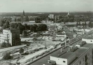 Dresden. Blick vom Hochhaus am Pirnaischen Platz (17 Stockwerke) nach Norden über die Baustelle der Dr.-Rudolf-Friedrichs-Brücke (Carolabrücke) zu den Ministerien am Neustädter Elbufer