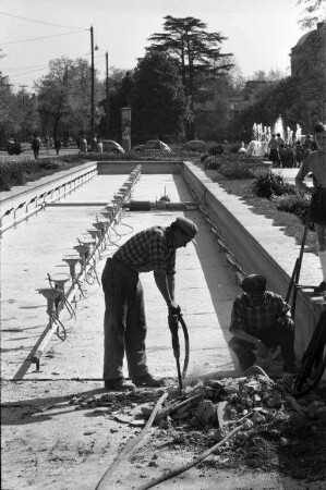Bauarbeiten am Langbecken der Wasserspiele jenseits der Hermann-Billing-Straße. Verkürzung des Beckens von 71 m auf 62 m im Zusammenhang mit der Verbreiterung der Hermann-Billing-Straße.