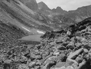 Geröllhang : Blick auf einen Geröllhang im Gebirge mit einem See