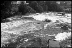 Kongsberg: Stromschnellen der Lågen mit Stämmen