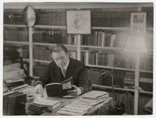 Senator William Borah zu Hause in seinem Arbeitszimmer, USA. William Borah