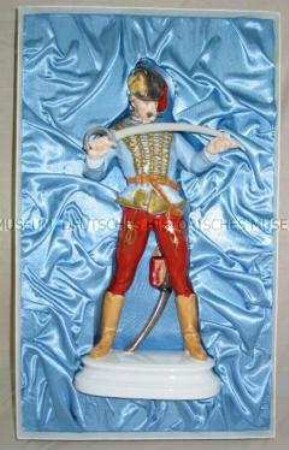 Porzellanfigur: Husar? mit gezogenem Säbel in Etui