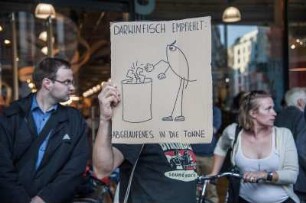10.000 Menschen haben heute in Hamburg gegen Fremdenhass und rechte Hetze demonstriert. Anlass war die Kundgebung eines "Merkel muss weg"-Bündnisses am Gänsemarkt mit unter 200 Teilnehmern. Anmelder der Rechten war Kiezgröße Thomas "Togger" Gardlo, früherer Leibwächter von Ronald Schill und Trainer der "Identitären Bewegung", hier: friedliche Gegendemonstranten am Rand des Platzes