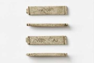 Längliche Tessera mit Aufschrift Vario