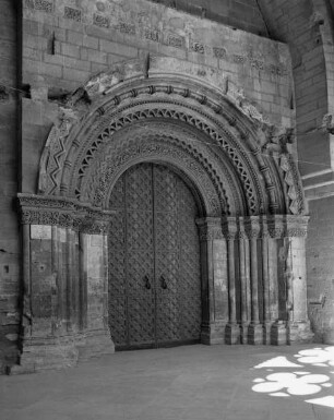 Portal zum Mittelschiff