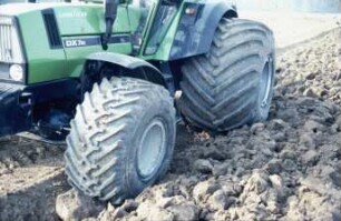 Fotografie: Traktor, Antriebs- und Anbausystem, Fahrwerk, Reifen, Terrareifen
