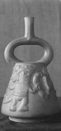 Steigbügelgefäß mit Flachrelief eines Dämonen und einer Krabbe