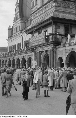 Menschenansammlung vor dem Alten Rathaus (Ausländertreffpunkt)