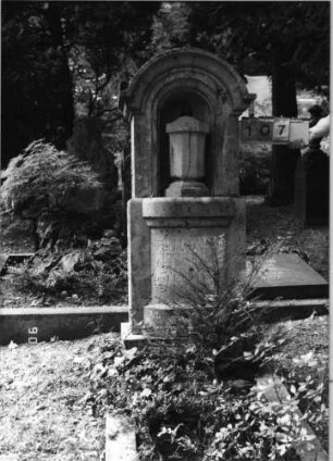 Grabstein 107 (Index: 99618515) Maße HxBxT: 162x71x30 cm Beschreibung: eingesetzte Urne ?: Grabstein 107