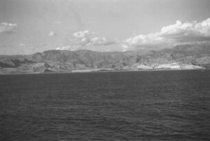 Küste östlich von Kap dell'Armi : Blick vom Schiff auf das Meer und die Küste von Kap dell'Armi