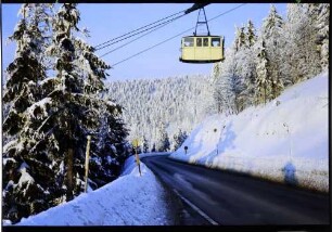 Schauinsland: Schwebebahn [Seilbahn] über der Straße