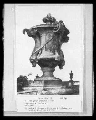 Vase mit Dackel : Vase mit ganzfigürlichem Dackel. Sandstein; Höhe circa 1 m. Um 1720/1730. Moritzburg, Schloss Moritzburg, Terrasse, Balustrade