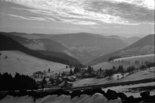 Todtnauberg: Blick auf Todtnauberg; Vordergrund Steinreihe