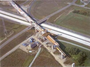 Geratalbrücke Ichtershausen (im Bau) : Geratalbrücke Ichtershausen (im Bau). Eisenbahnbrücke der Neubaustrecke Ebensfeld - Erfurt über die Bundesautobahn (BAB) 71 und die Ortsverbindungsstraße Ichtershausen - Molsdorf. Im Hintergrund Verbindungskurven zwischen BAB 4 und 71 (Kreuz Erfurt, nicht im Bild)