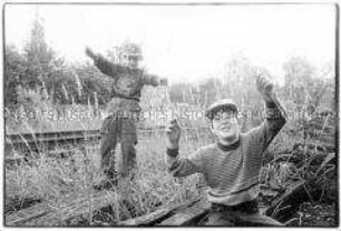 Zwei Kinder auf stillgelegteer Bahntrasse (Prämiertes Foto Sonderthema: Spiele spielen)