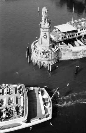 Lindau: Löwendenkmal an der Hafeneinfahrt, vom Leuchtturm aus mit vorbeifahrendem Schiff, von oben