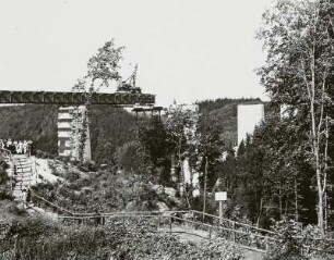 Autobahnbrücke : Bau der Autobahnbrücke über das Tal der Freiberger Mulde (links Besuchergruppe bei der Beobachtung des Baugeschehens)