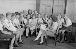 Reportage aus einer Schule in Berlin-Köpenick : Lehrerin mit Schülern während des Unterrichts