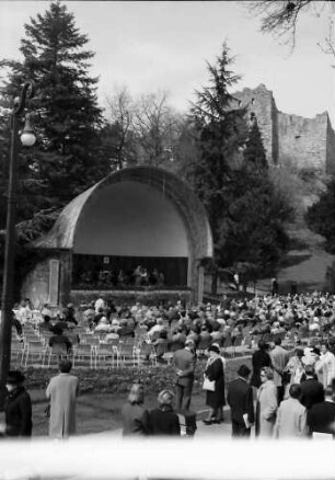Badenweiler: Publikum beim Kurkonzert, Hintergrund Musikpavillon