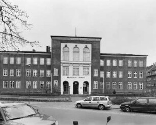 Wurzen. Berufsschule Wurzen, Straße des Friedens 12. Straßenfront (Teilansicht)