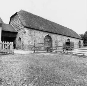 Roßbacher Hof Stallscheune und Pferdestall; Erbach, Zum Roßbacher Hof 30, Zum Roßbacher Hof 32