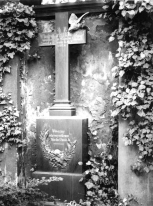 Grabkreuz mit polnischer Inschrift : Grabkreuz mit polnischer Inschrift. Sandstein (nach 1897). Dresden-Friedrichstadt, Neuer (Äußerer) Katholischer Friedhof