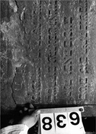 Grabstein 638 (Index: 99802939) Material: Sandstein Zustand: verwitt/unten abgeblätt/Textverlust Maße HxBxT: 126x58x13 cm Beschreibung: Sockel, Stele mit verdachtem Rundbogen: Grabstein 638 (Detailaufnahme 1)