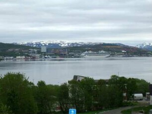 Tromsö: Stadtansicht mit Kreuzfahrtschiff am Anleger